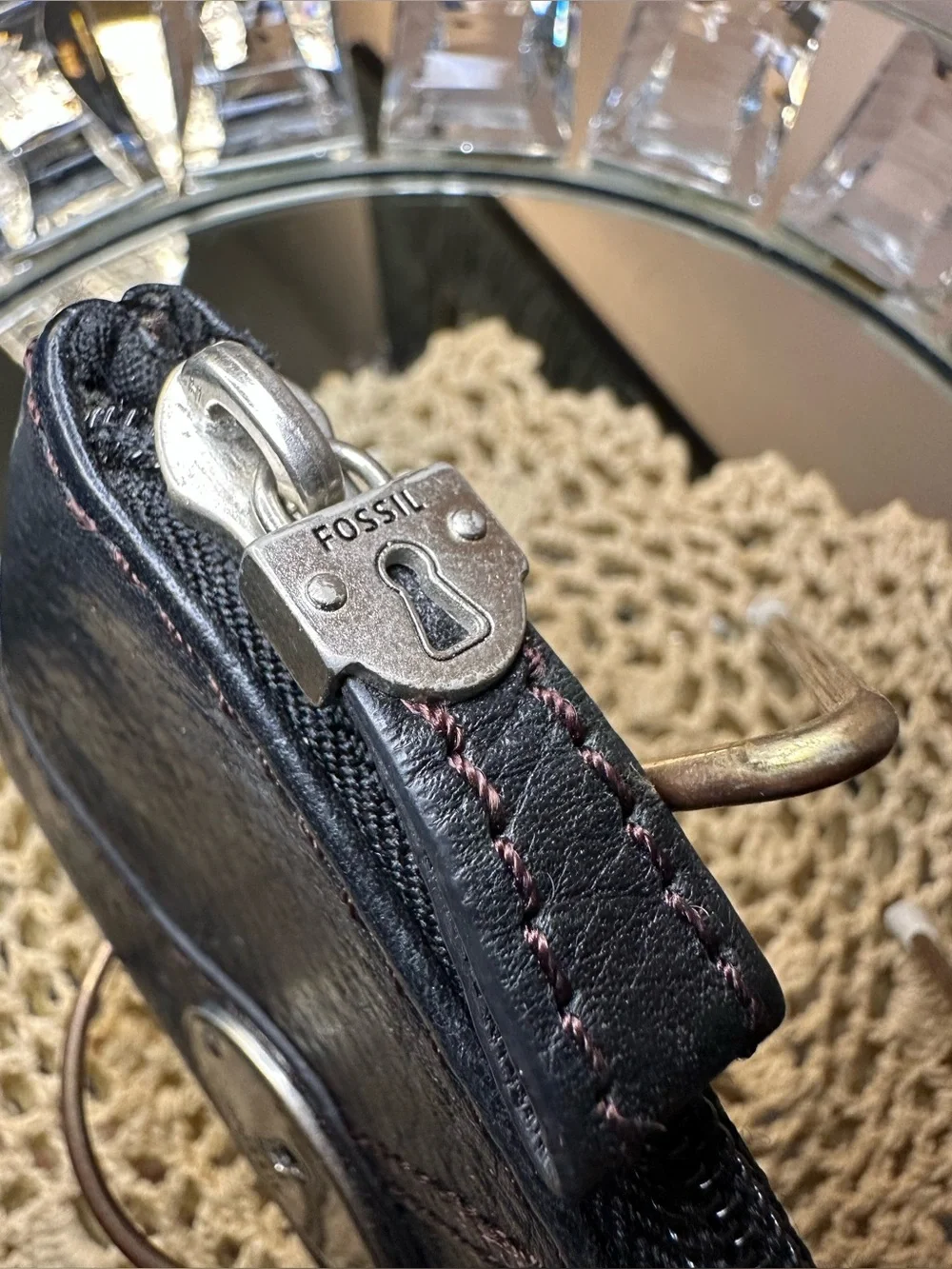 Fossil Marlow Zip Coin purse in black. Card window in back, leather.